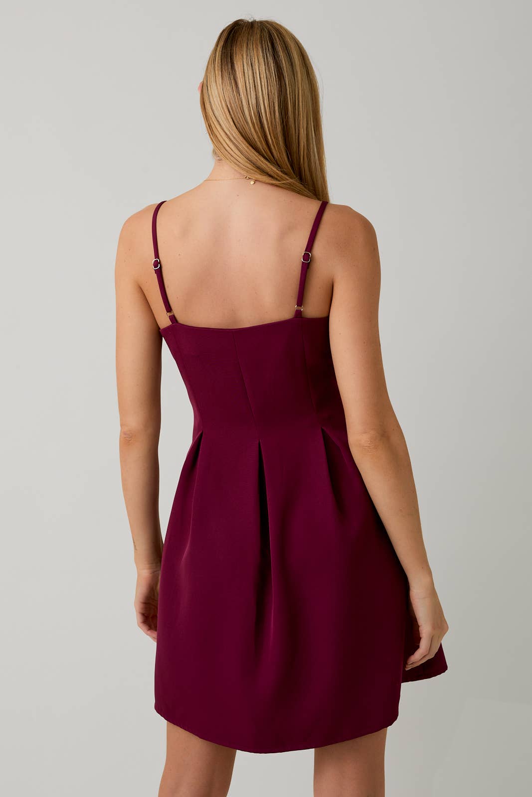Vestido Mini Burgundy con Tirantes Finos y Plisado Boutique