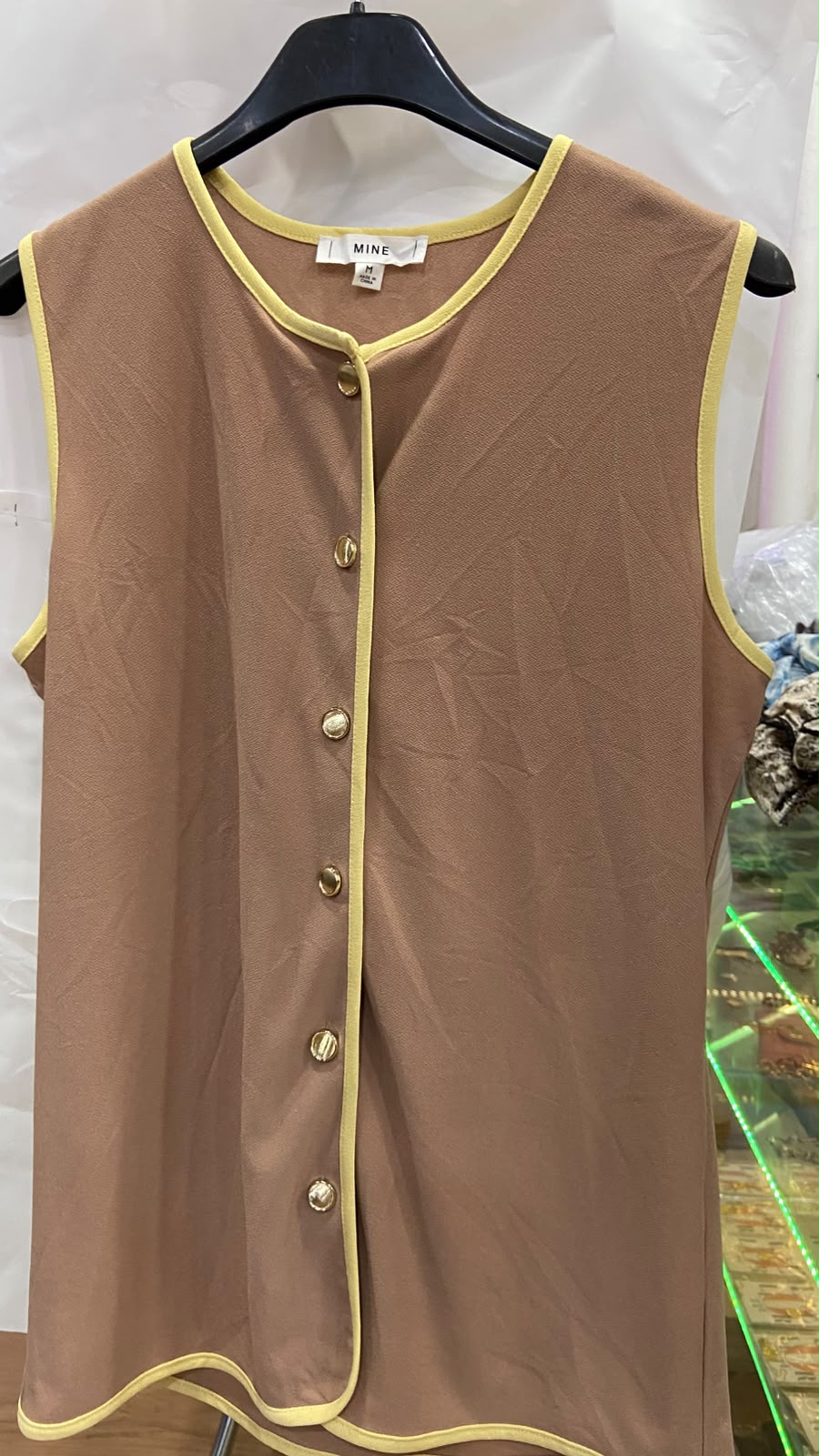Top Sin Mangas con Botones y Ribete en Contraste - Estilo Boutique