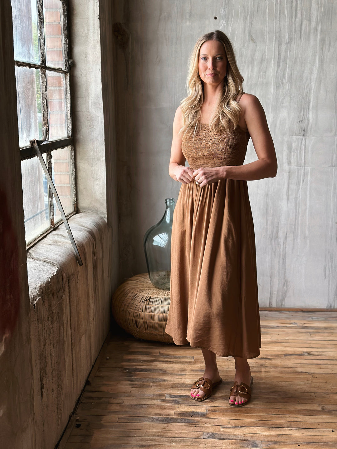 Vestido Midi Estilo Boho con Escote Smocked y Tirantes Finos