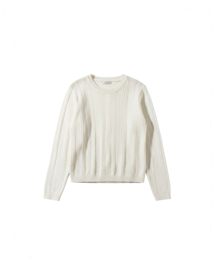 Suéter corto Yanet Collective en color crema con tejido de punto trenzado, cuello redondo y mangas largas.