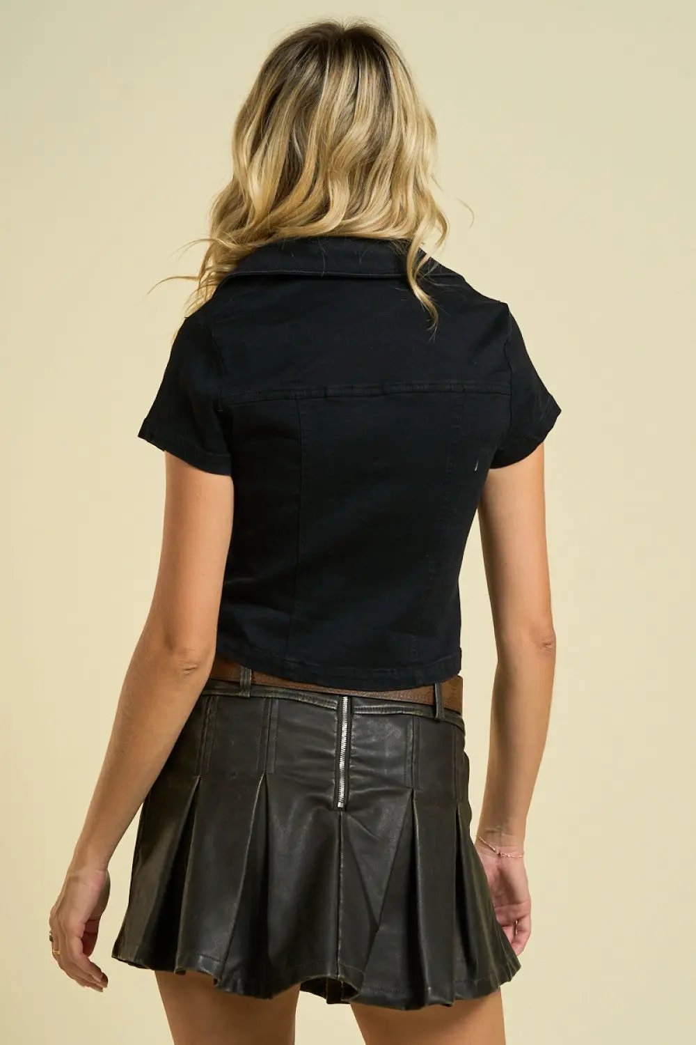 Blusa denim negra tipo crop top con botones para mujer by Yanet Collective