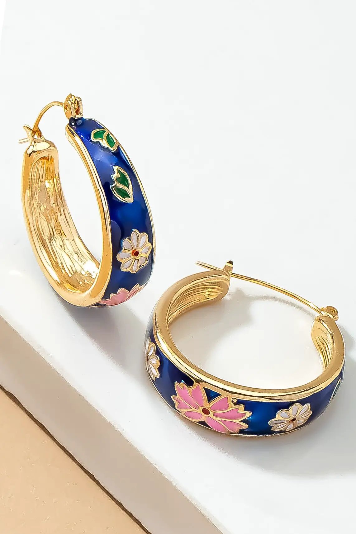 Pendientes de Aro con Flores de Cloisonné: Elegancia Floral Exquisita by Yanet Collective