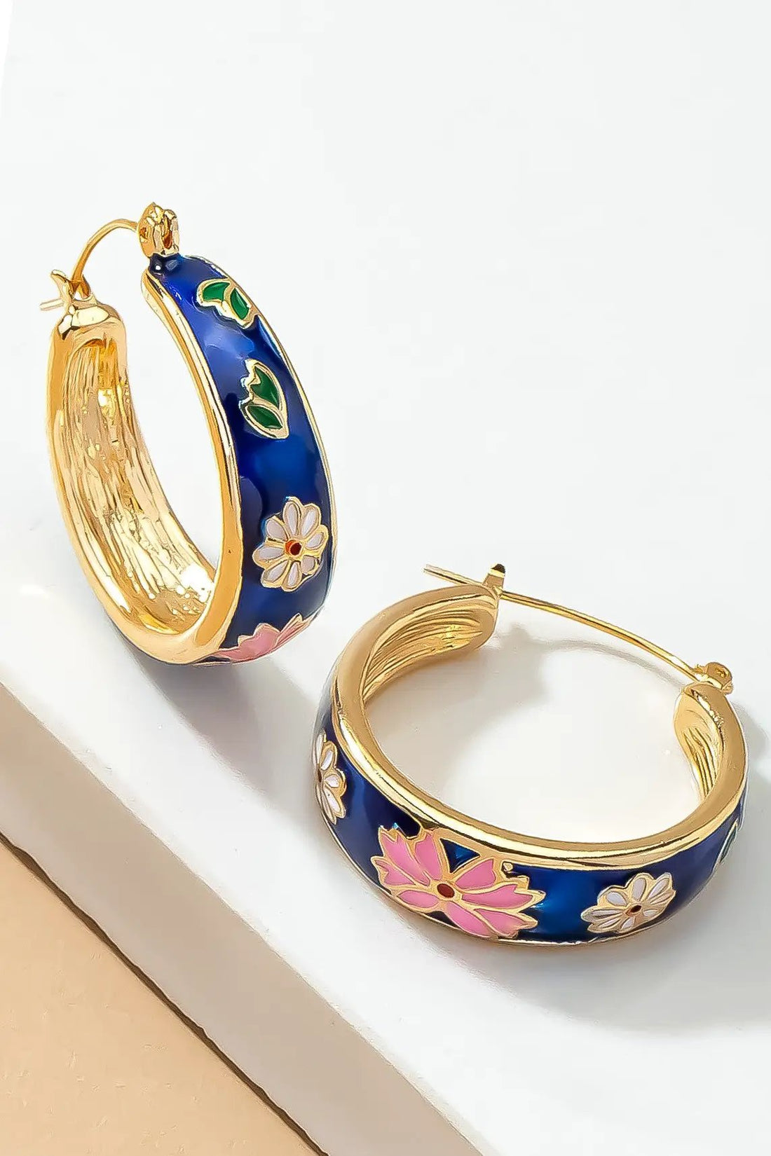Pendientes de Aro con Flores de Cloisonné: Elegancia Floral Exquisita by Yanet Collective
