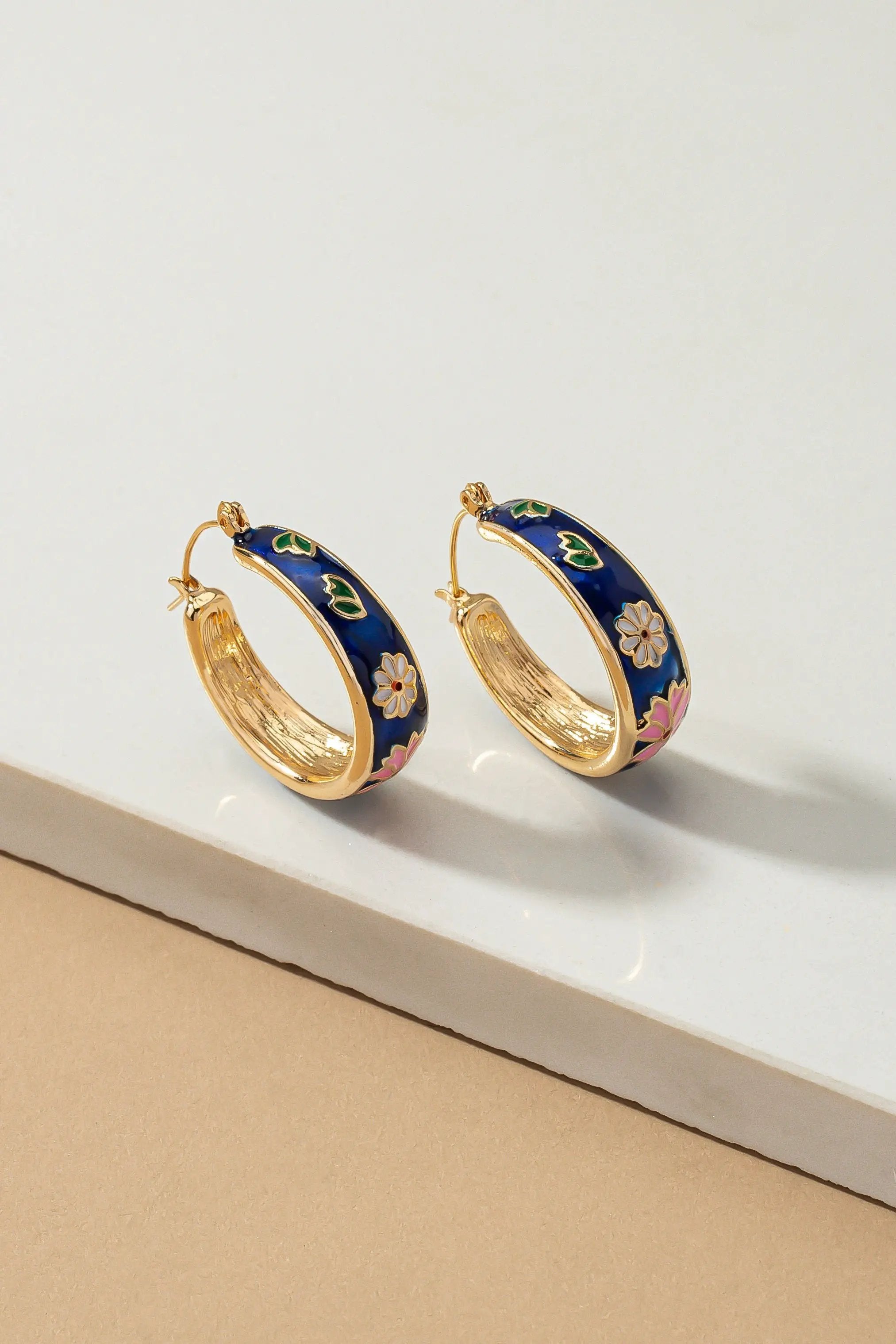 Pendientes de Aro con Flores de Cloisonné: Elegancia Floral Exquisita by Yanet Collective