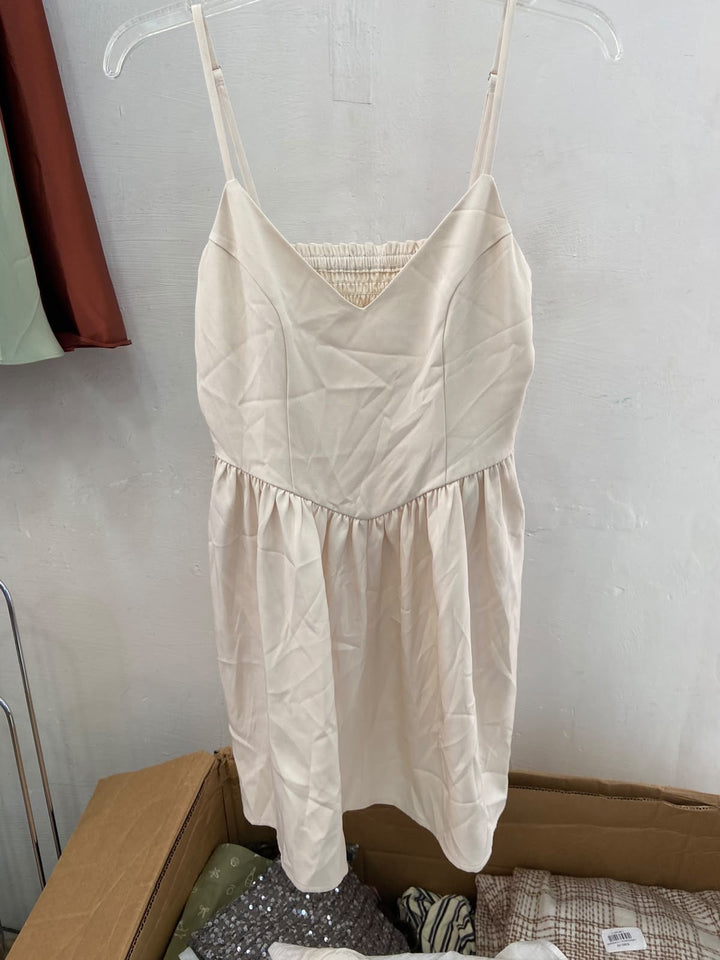 Vestido Mini A-Line Smocked Crema con Tirantes Finos
