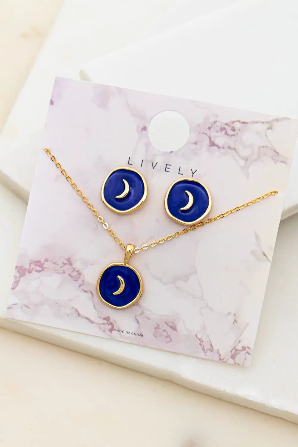 Elegante Set de Collar y Pendientes de Media Luna: Diseño Exclusivo by Yanet Collective