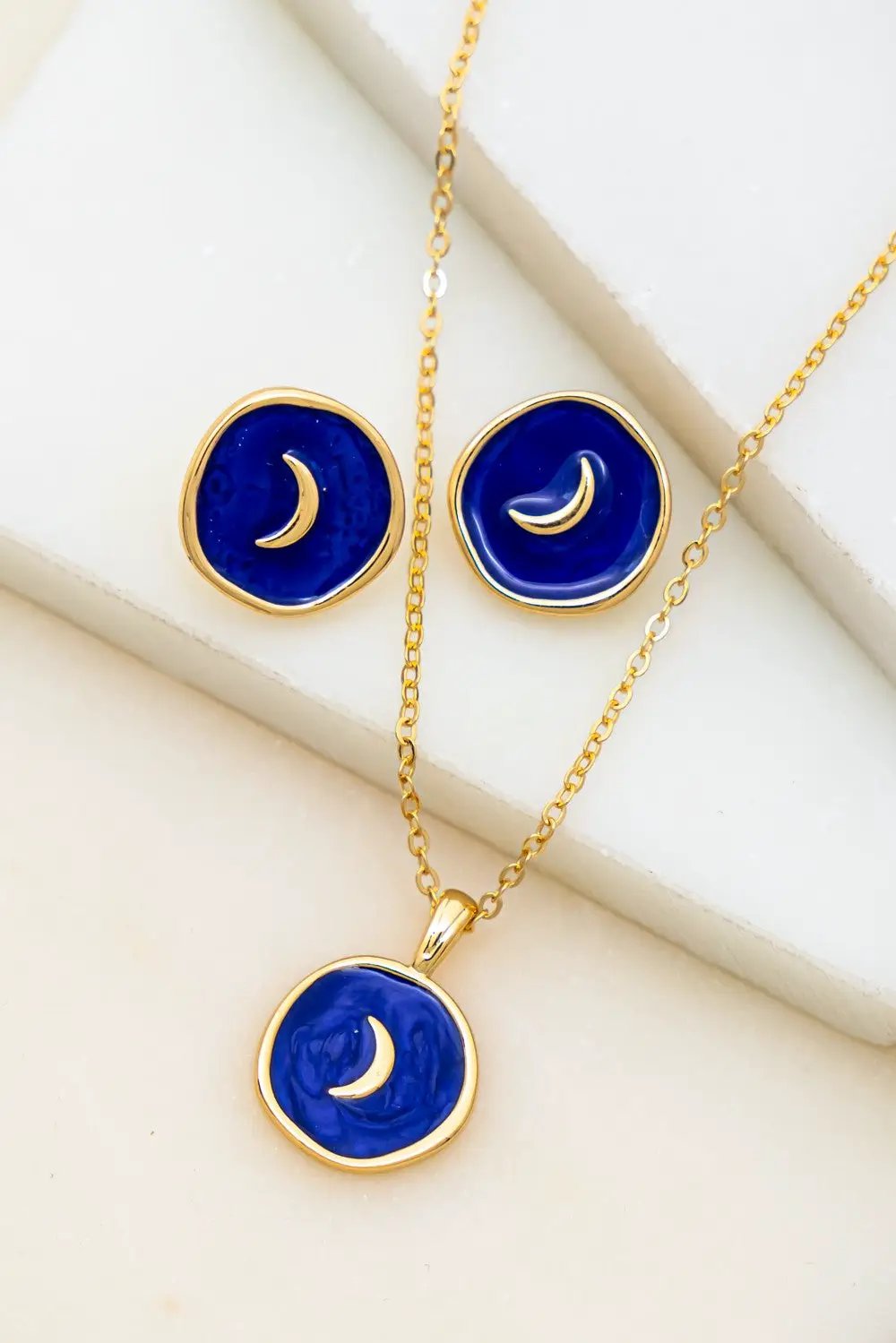 Elegante Set de Collar y Pendientes de Media Luna: Diseño Exclusivo by Yanet Collective