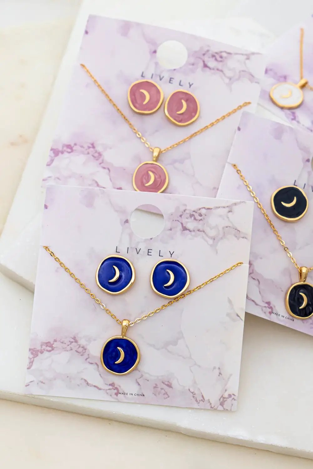 Elegante Set de Collar y Pendientes de Media Luna: Diseño Exclusivo by Yanet Collective