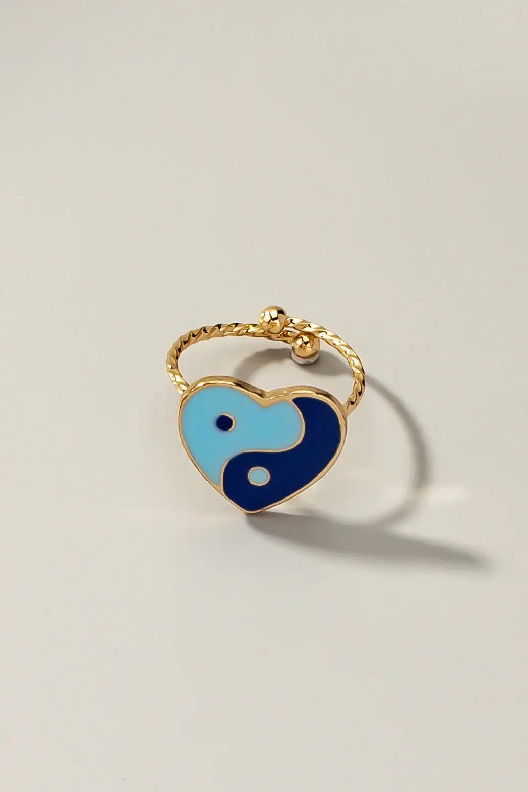 Anillo de Corazón de Epoxi con Símbolo Yin Yang: Elegancia y Equilibrio by Yanet Collective