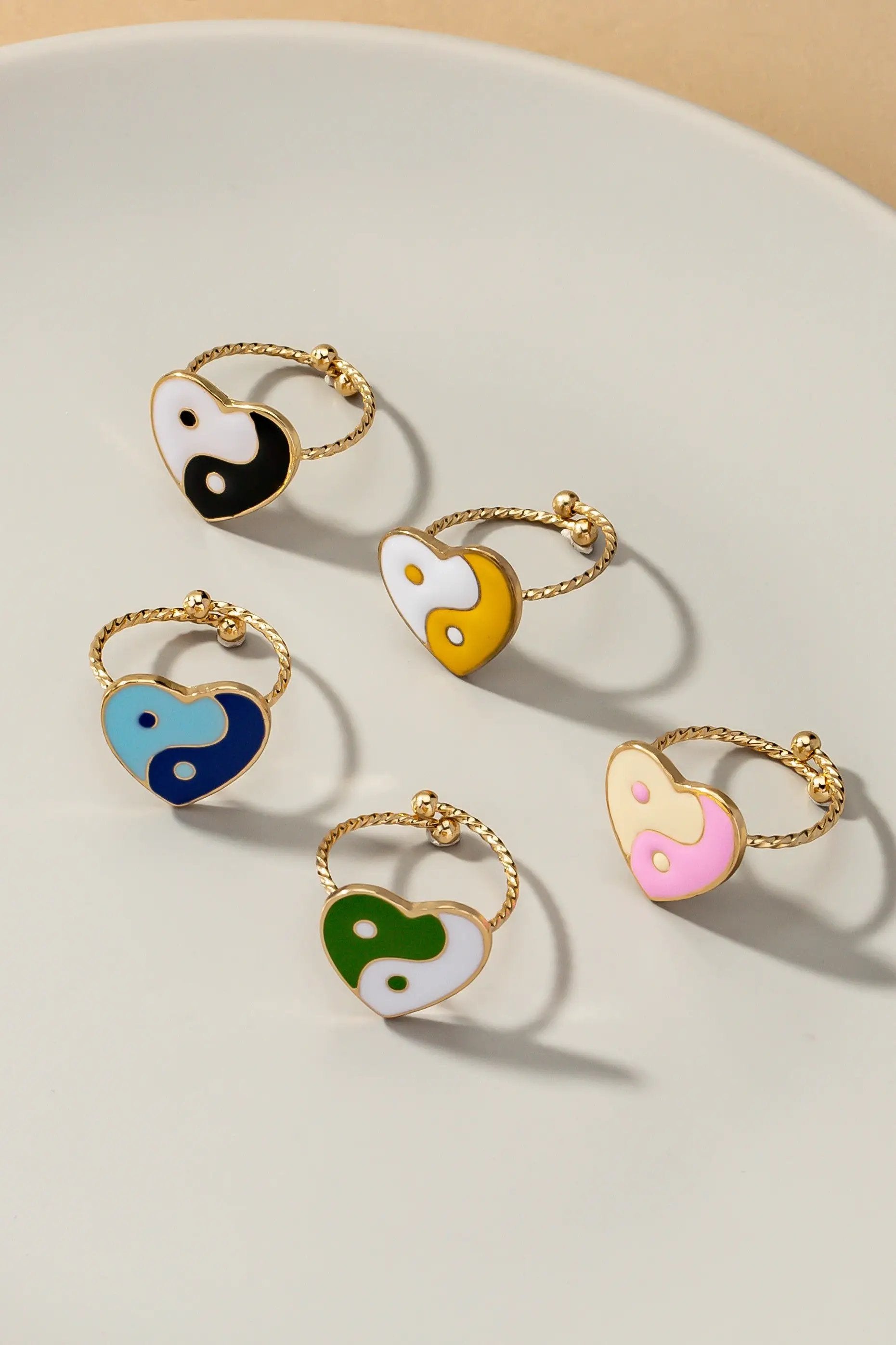 Anillo de Corazón de Epoxi con Símbolo Yin Yang: Elegancia y Equilibrio by Yanet Collective
