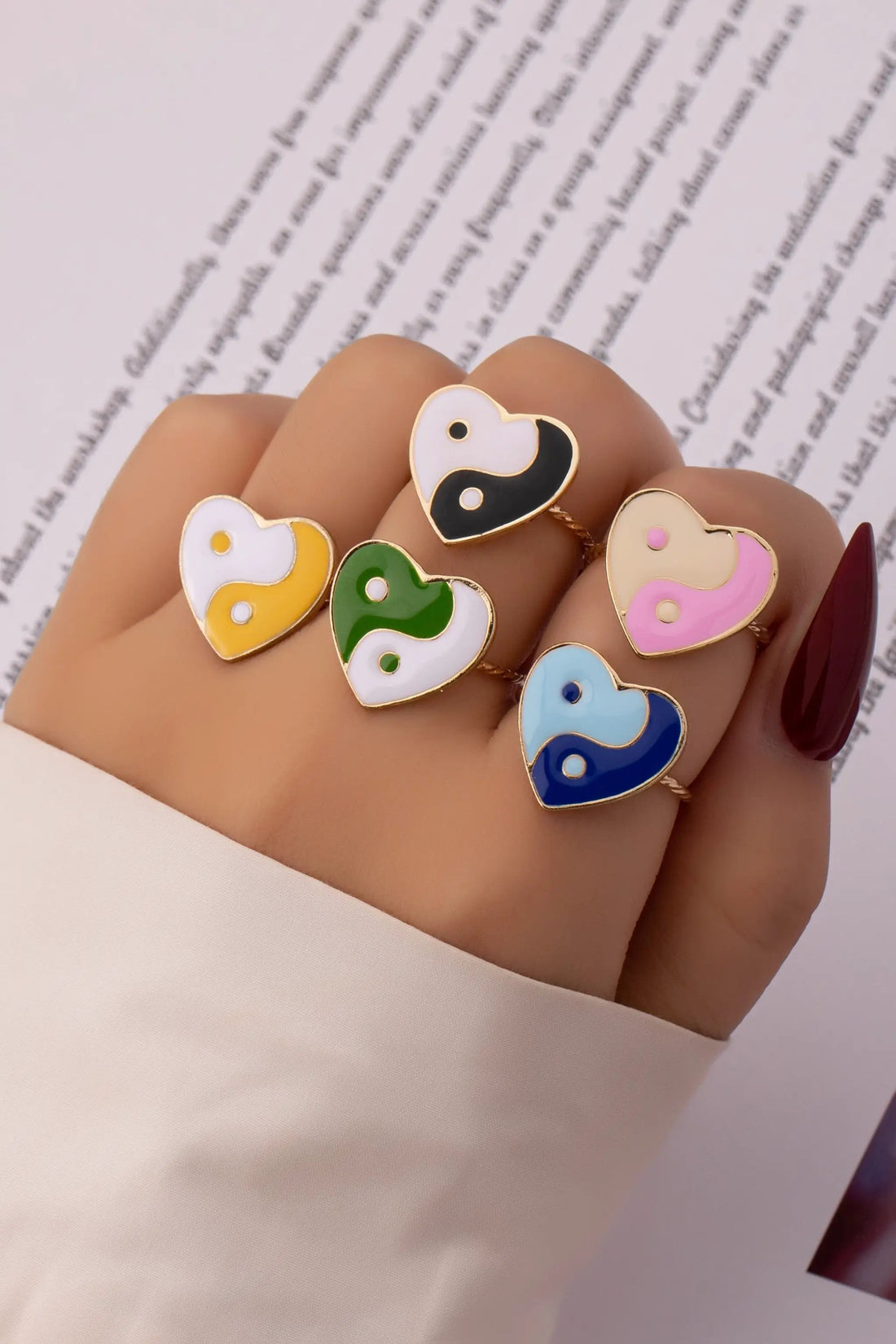 Anillo de Corazón de Epoxi con Símbolo Yin Yang: Elegancia y Equilibrio by Yanet Collective