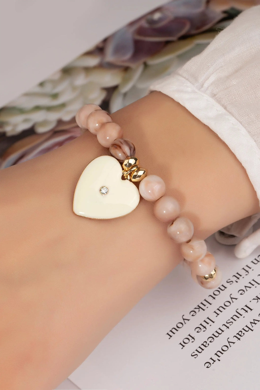Pulsera Elástica de Cuentas con Dije de Corazón - Elegancia y Estilo by Yanet Collective