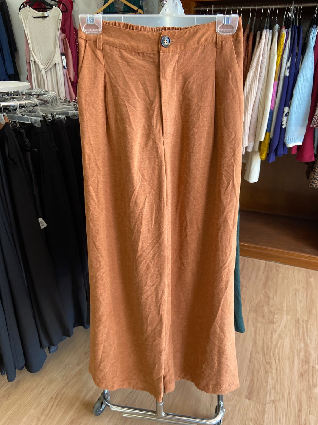 Pantalones Rust de Pierna Ancha con Detalle de Botones - Estilo Boutique