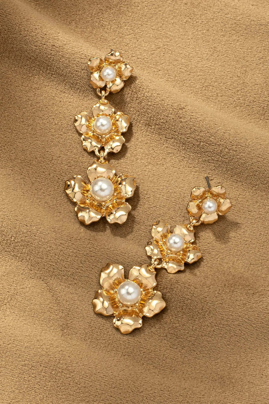 Pendientes colgantes con tres flores de tama–o graduado by Yanet Collection