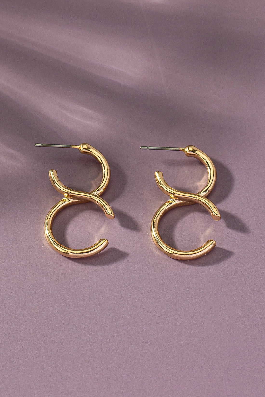 Pendientes de aro con doble C de latón by Yanet Collection