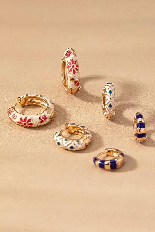 Aros Huggie de Acero Inoxidable para Mujer - Trio Flores y Bloques Esmaltados (Dorado) by LA3accessories