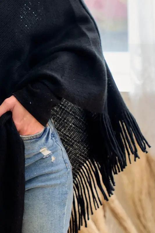 Poncho Tejido Sueter de Mujer con Cuello Mago y Flecos - Negro Elegante by On Blue