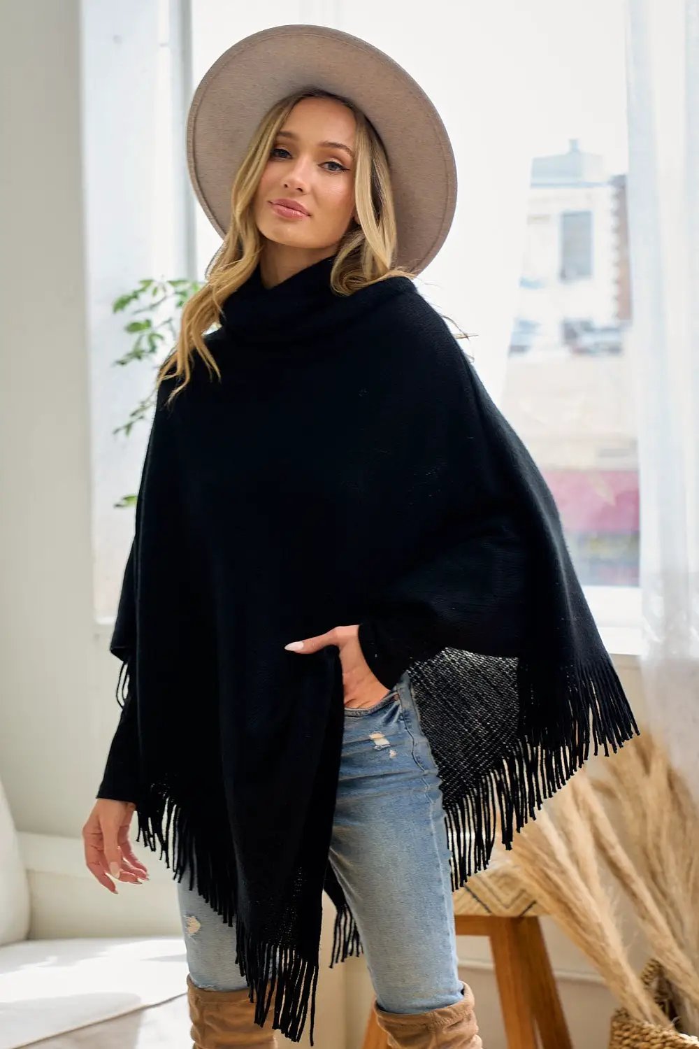Poncho Tejido Sueter de Mujer con Cuello Mago y Flecos - Negro Elegante by On Blue