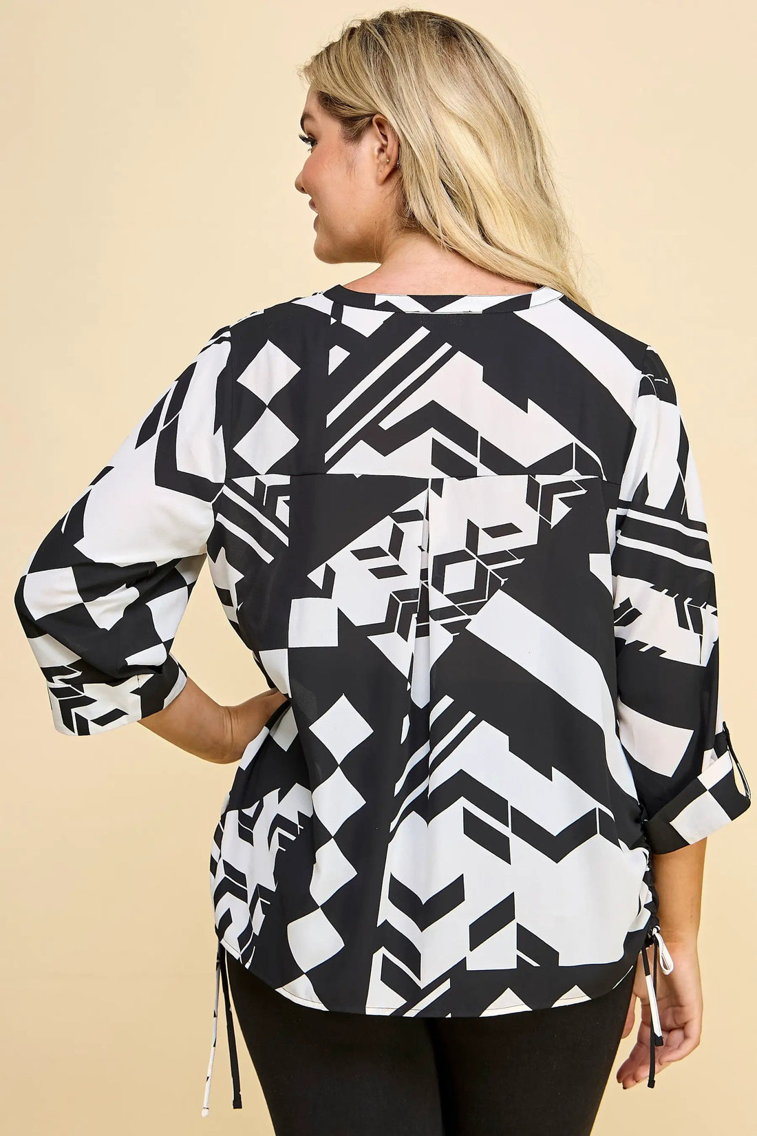 Camisas de Talla Grande con Estampado Monocromático y Cuello en V by Yanet Collective
