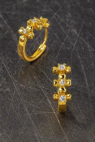 Aretes Huggie Dorados con Flor y Circonia Cúbica | Acero Inoxidable Chapado en Oro | Brillo Sofisticado by Yanet Collective