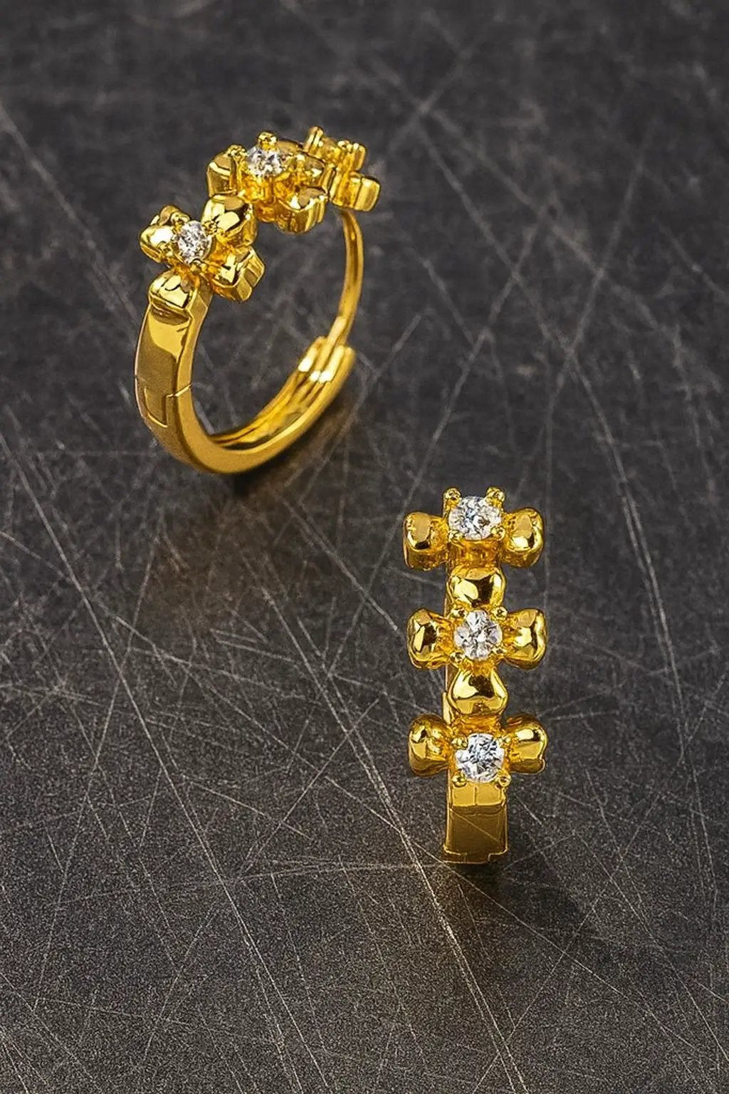 Aretes Huggie Dorados con Flor y Circonia Cúbica | Acero Inoxidable Chapado en Oro | Brillo Sofisticado by LA3accessories
