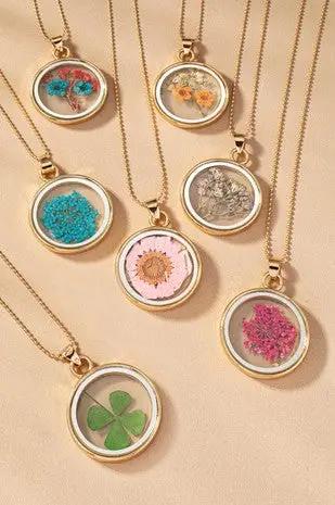 Collar con colgante de flores secas de doble cara by Yanet Collective