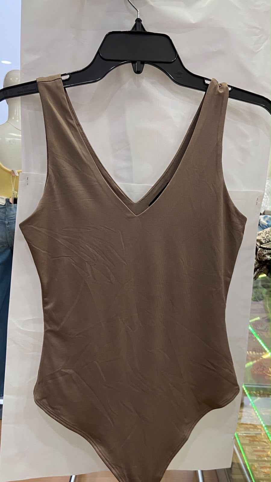 Body Beige Sin Mangas con Escote en V - Elegancia Minimalista