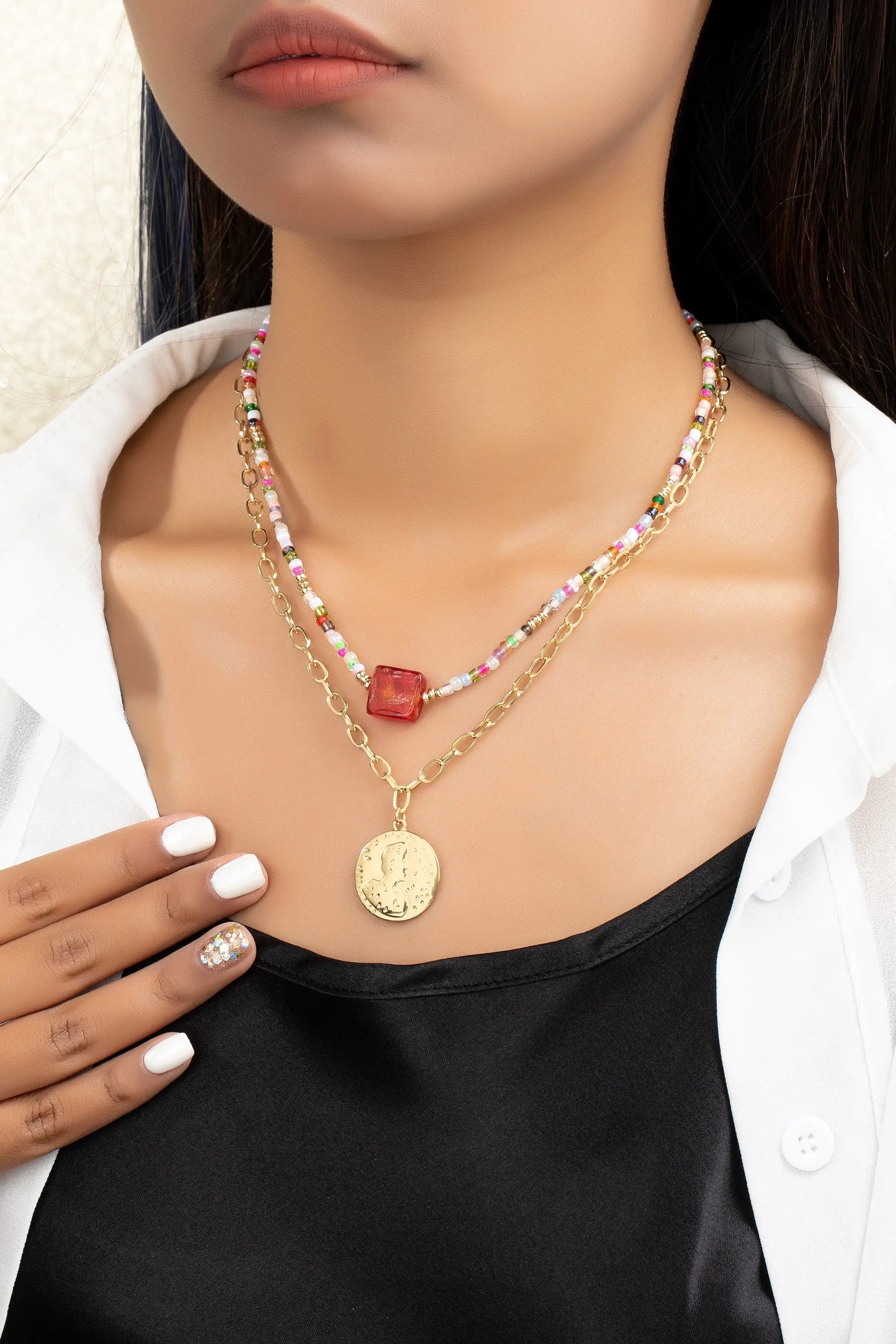 Collar de Dos Capas con Cuentas Multicolor y Cadena Elegante by Yanet Collective