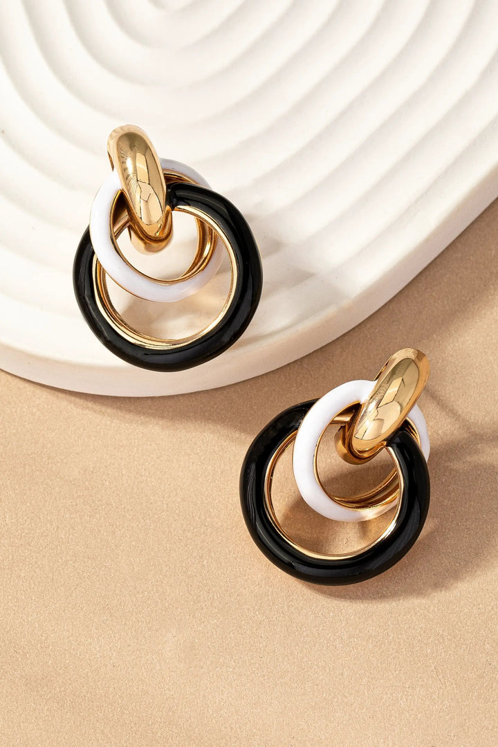 Aretes Entrelazados Con Esmalte Bicolor Hierro Chapado En Oro Brillante Edicion Limitada by Yanet Collection