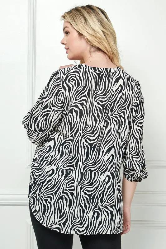 Blusa de Tallas Grandes con Estampado Abstracto de Cebra by Yanet Collective