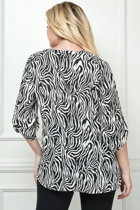 Blusa de Tallas Grandes con Estampado Abstracto de Cebra by Yanet Collective