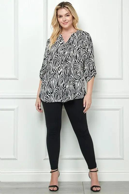 Blusa de Tallas Grandes con Estampado Abstracto de Cebra by Yanet Collective