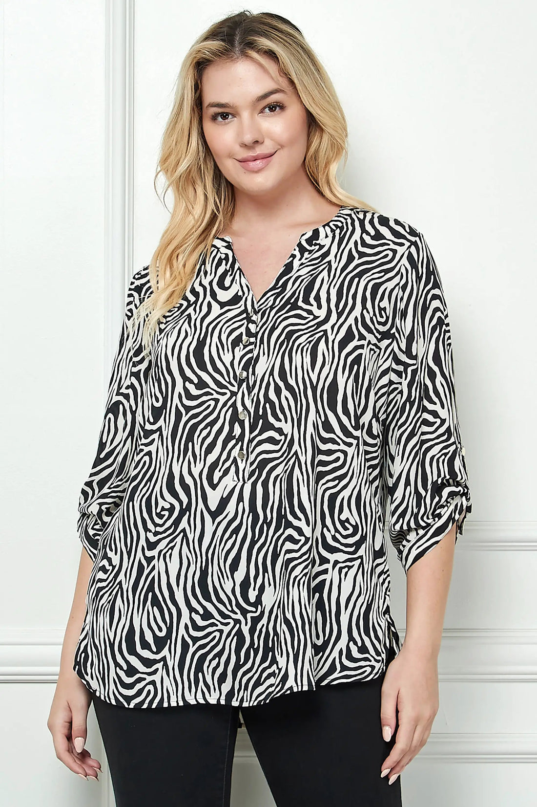 Blusa de Tallas Grandes con Estampado Abstracto de Cebra by Yanet Collective