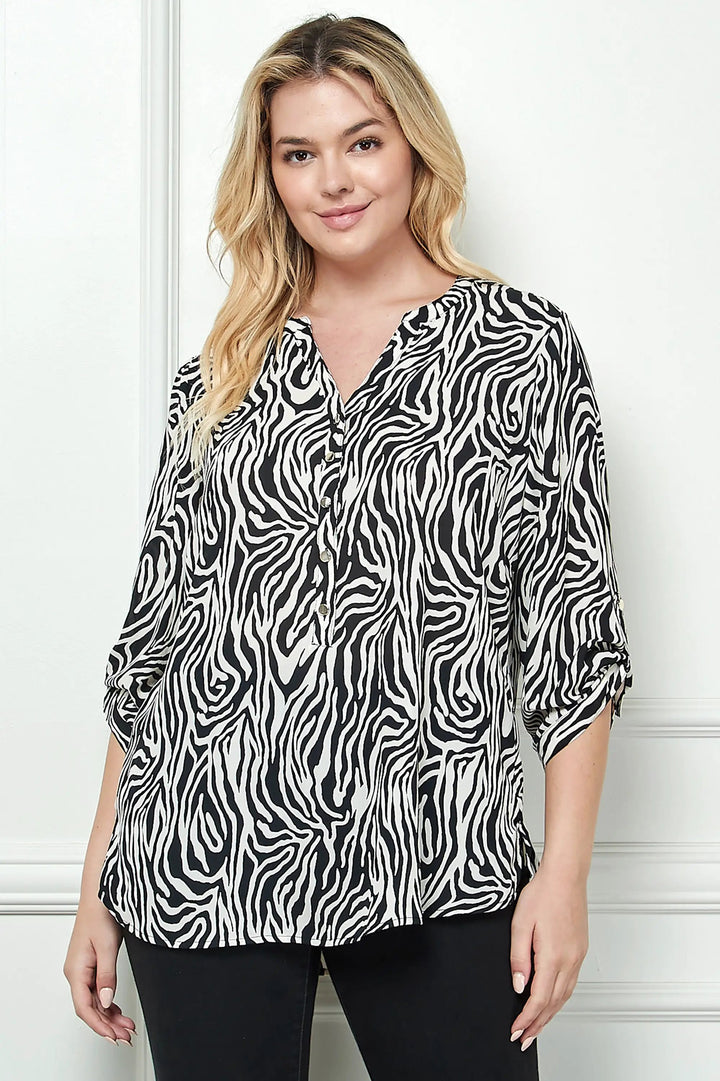 Blusa de Tallas Grandes con Estampado Abstracto de Cebra by Yanet Collective