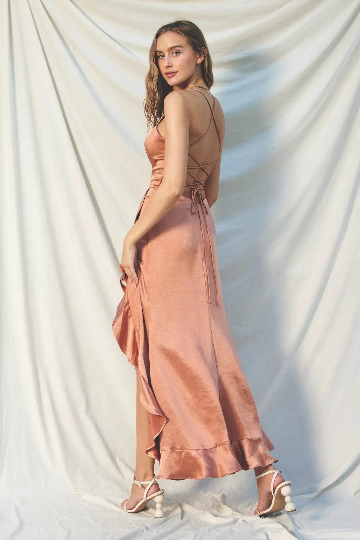 Vestido largo con volantes y espalda abierta by Yanet Collection