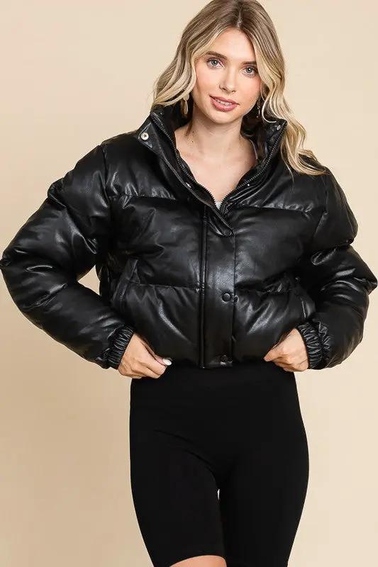 Chamarra Puffer Vinipiel con Cremallera Frontal y Botones Abombada by Yanet Collection