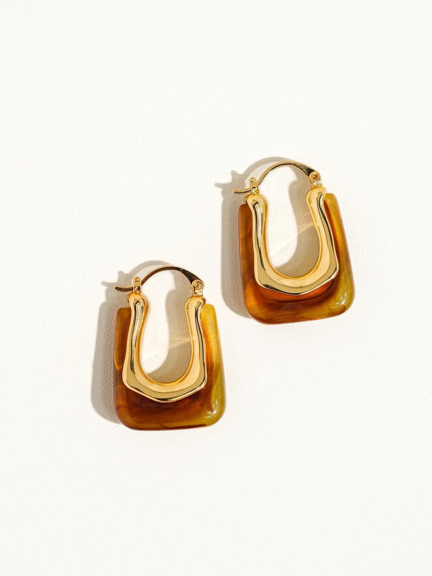 Aretes Ambar Rojos 18k Forma de U para Mujer - Estilo y Elegancia by Flanerie