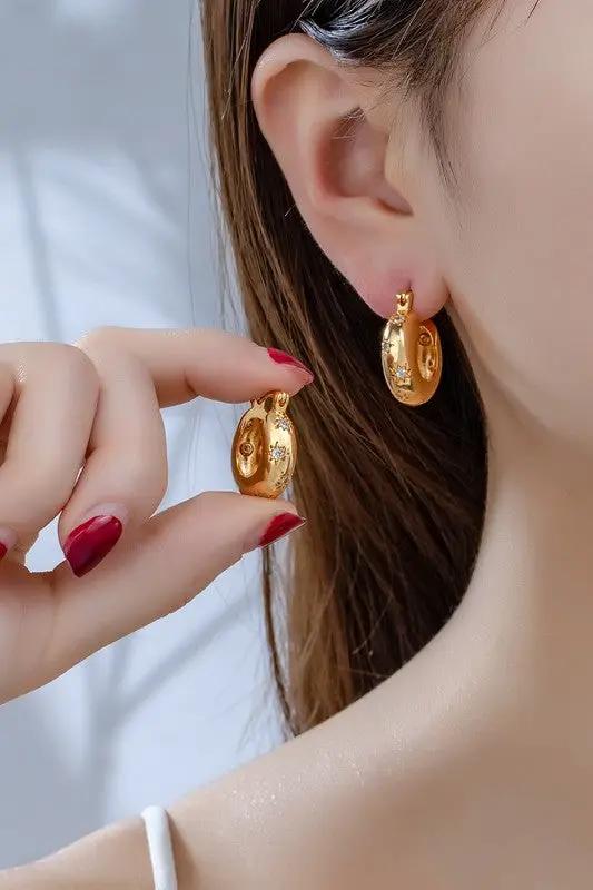Arracadas de Aro de Latón "Estrellas Grabadas" - Bisutería Resistente al Agua y al Deslustre para Mujer by LA3accessories