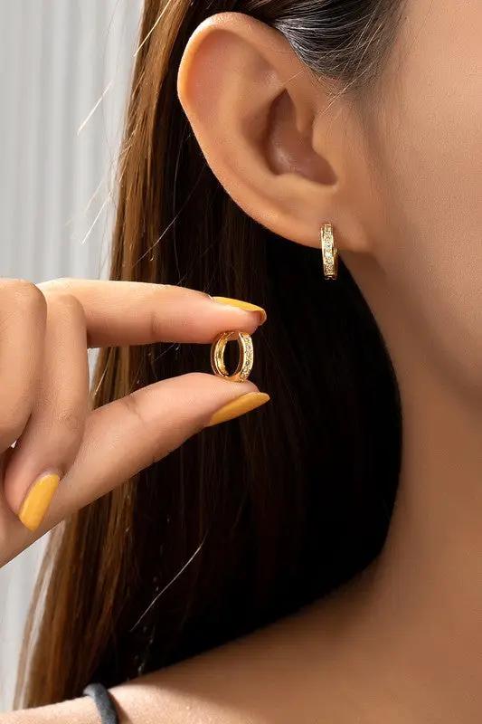 Trio de Aretes Huggie con Cristales, Resistentes al Agua by Yanet Collection