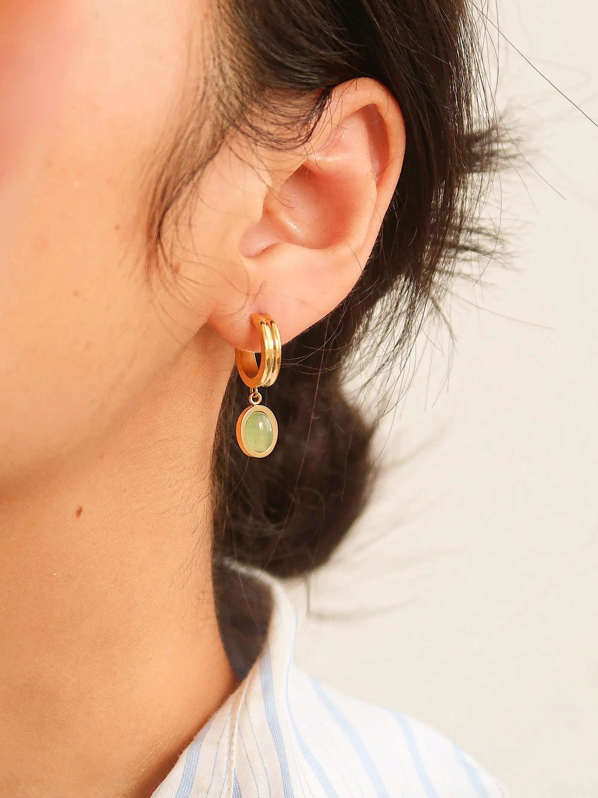 Aretes de Dama Redondos con Piedra Verde en Acero Inoxidable by Flanerie