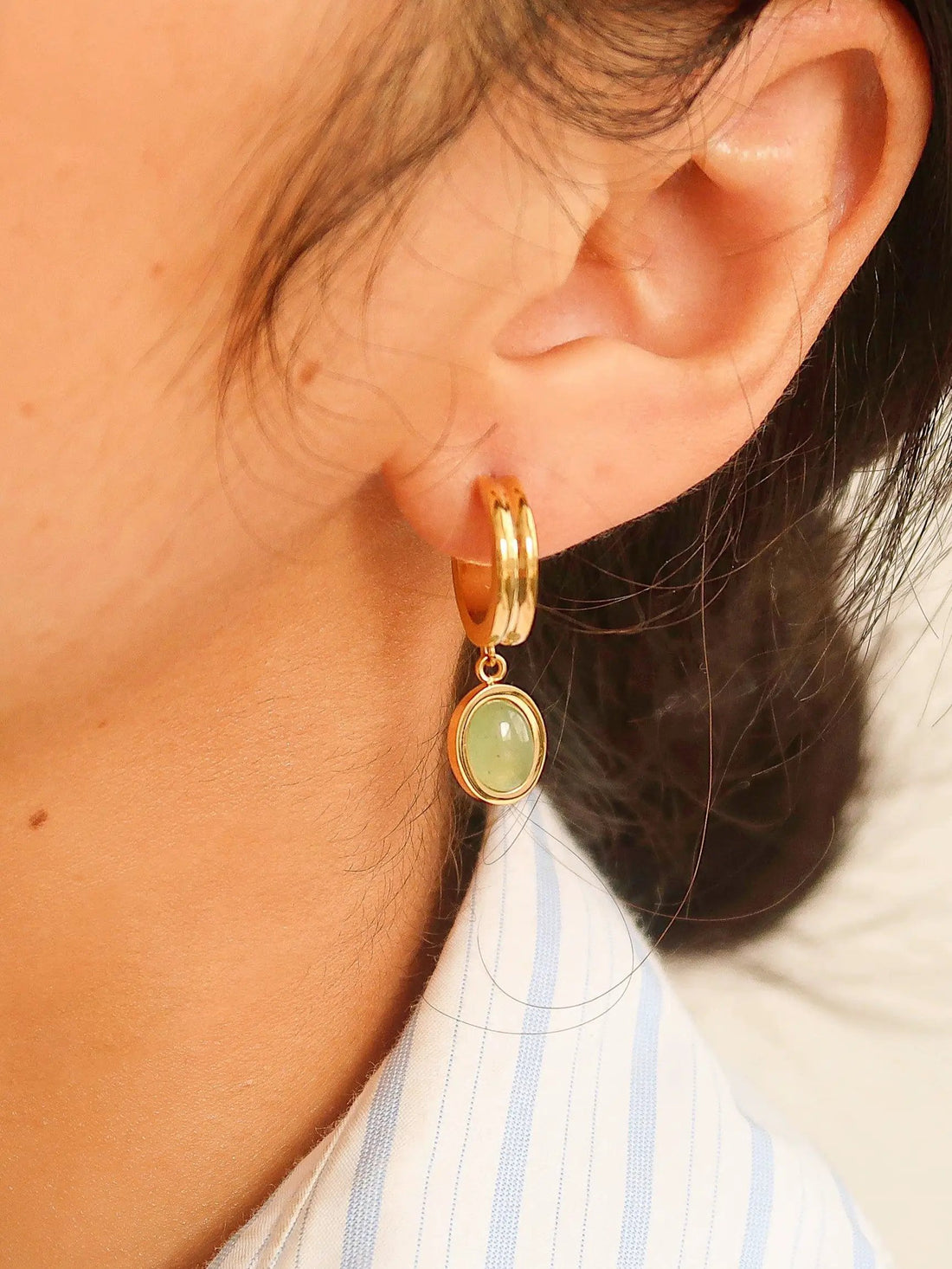 Aretes de Dama Redondos con Piedra Verde en Acero Inoxidable by Flanerie