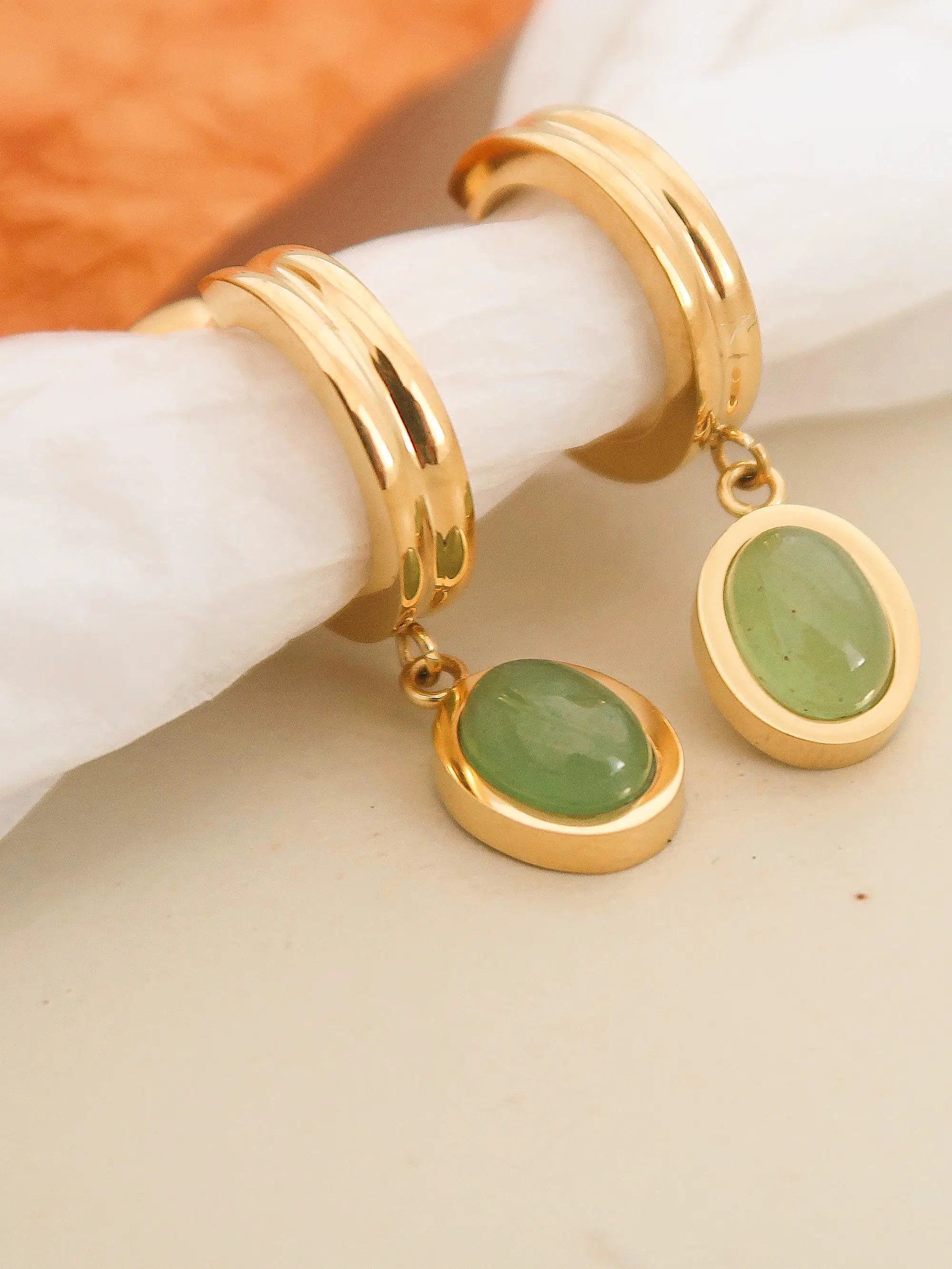 Aretes de Dama Redondos con Piedra Verde en Acero Inoxidable by Flanerie