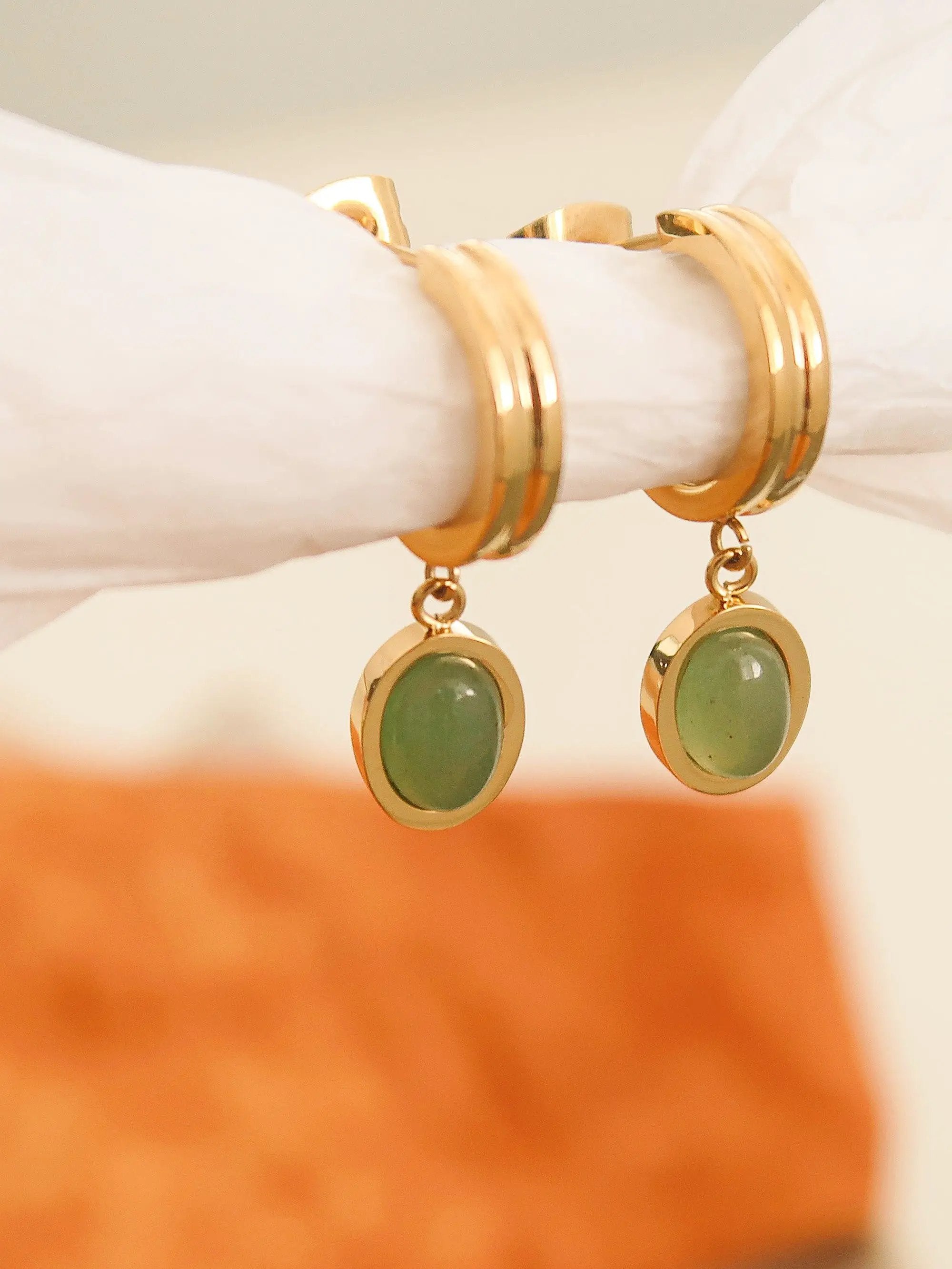 Aretes de Dama Redondos con Piedra Verde en Acero Inoxidable by Flanerie