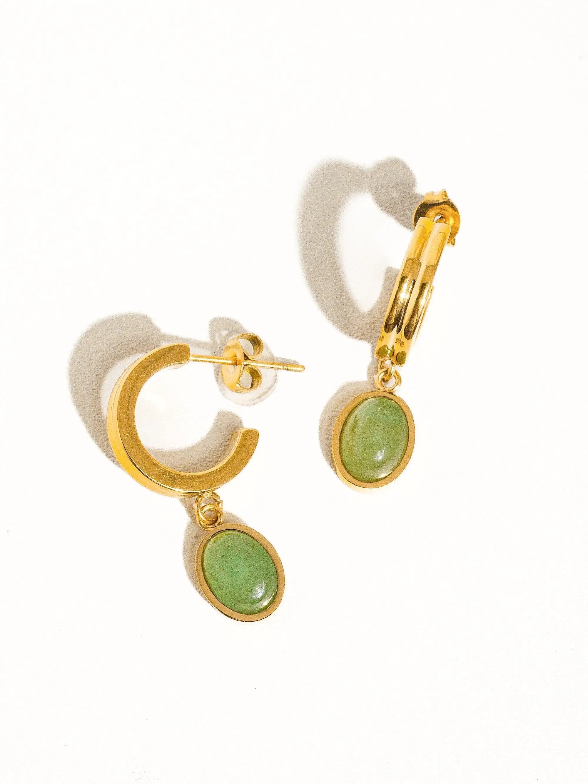 Aretes de Dama Redondos con Piedra Verde en Acero Inoxidable by Flanerie