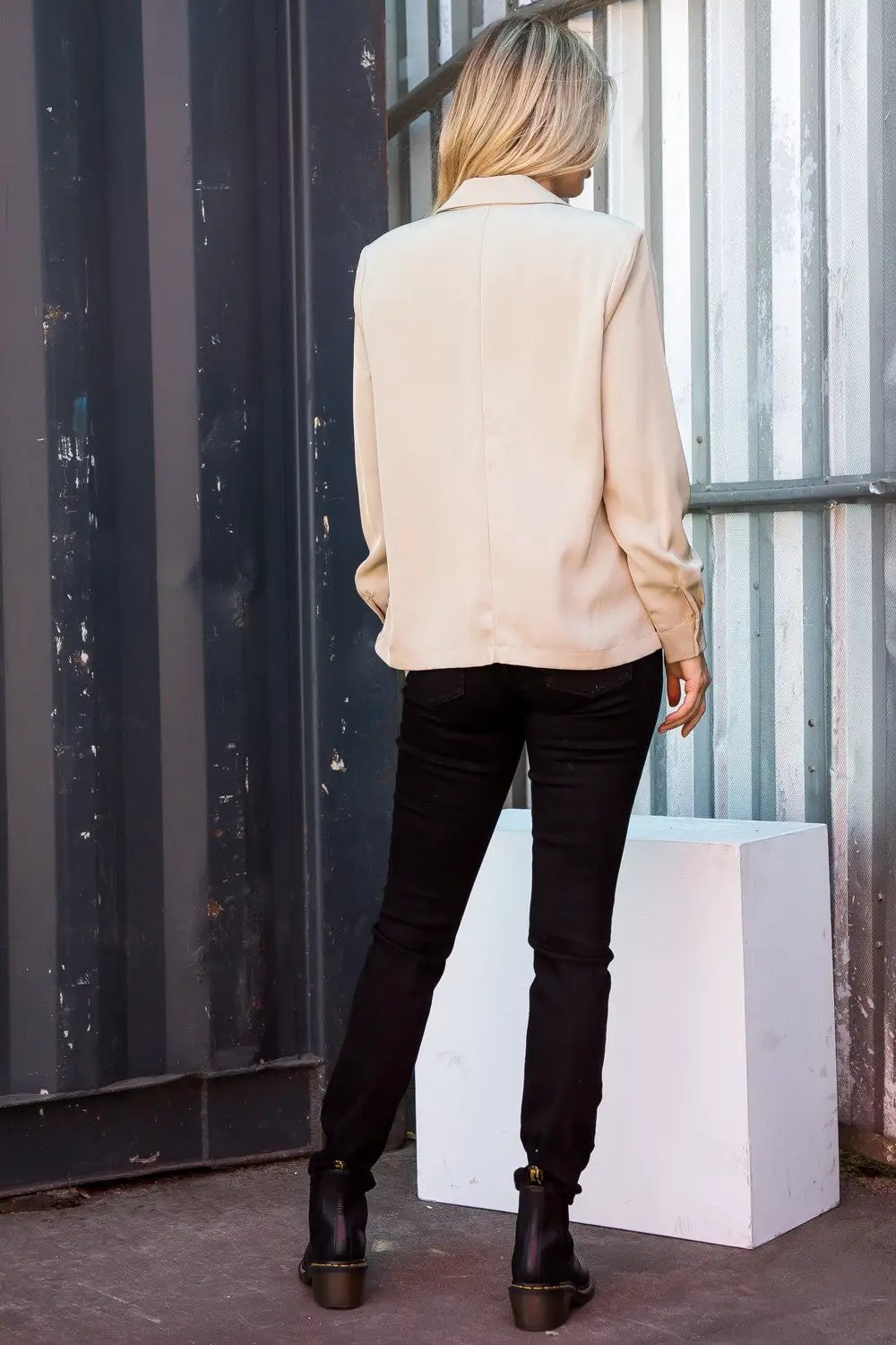 Blazer cruzado con doble botonadura para mujer beige by Yanet Collective