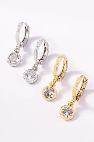 Pendientes de aro Huggie con circonitas engastadas en bisel by Yanet Collective