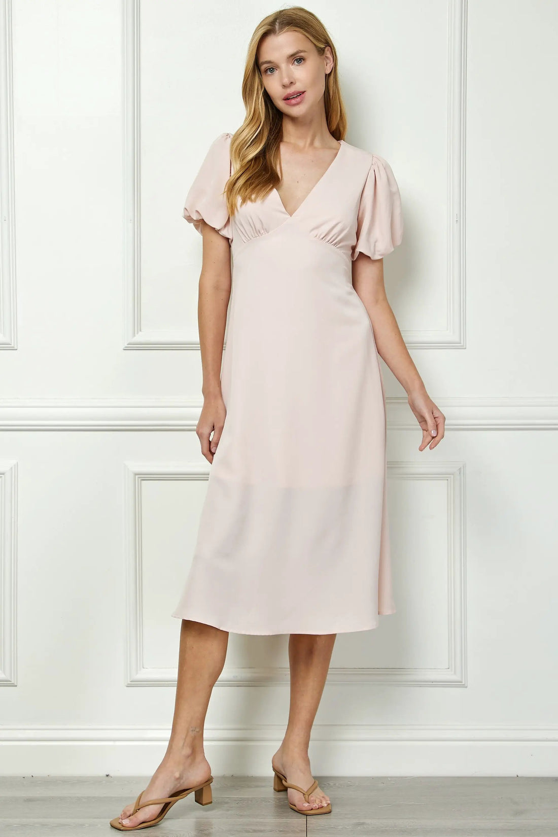 Vestido con Mangas Abullonadas y Escote en V con Lazos en la Espalda by Winslow Collection