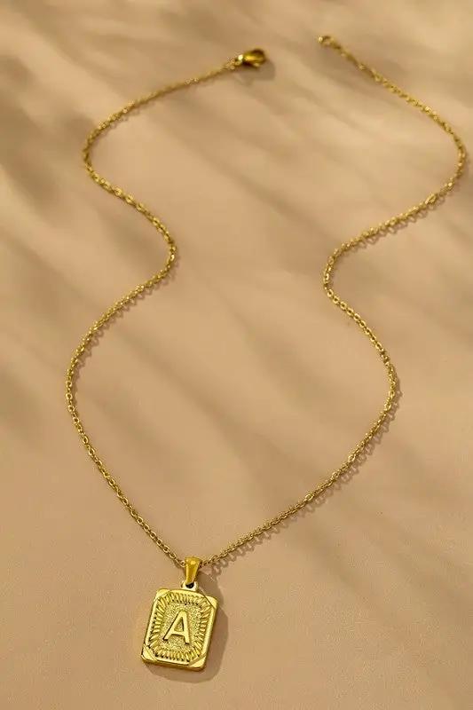 Collar con Inicial en Acero Inoxidable Chapado en Oro | No se Deslustra by LA3accessories