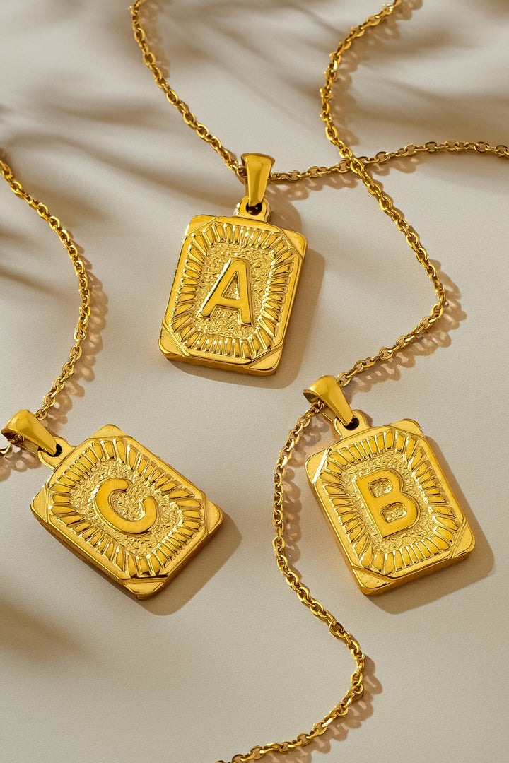 Collar con Inicial en Acero Inoxidable Chapado en Oro | No se Deslustra by LA3accessories