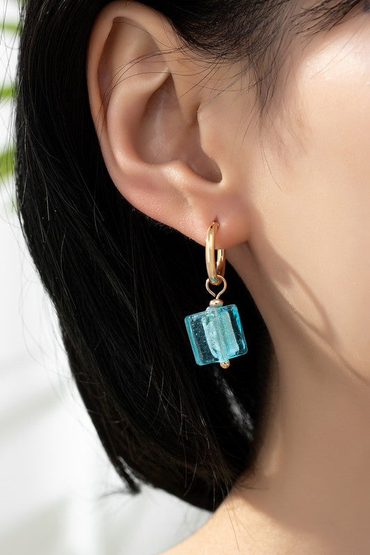 Arracadas Huggies de Cristal Murano Cuadrado Multicolor | Joyería Artesanal con Baño de Oro